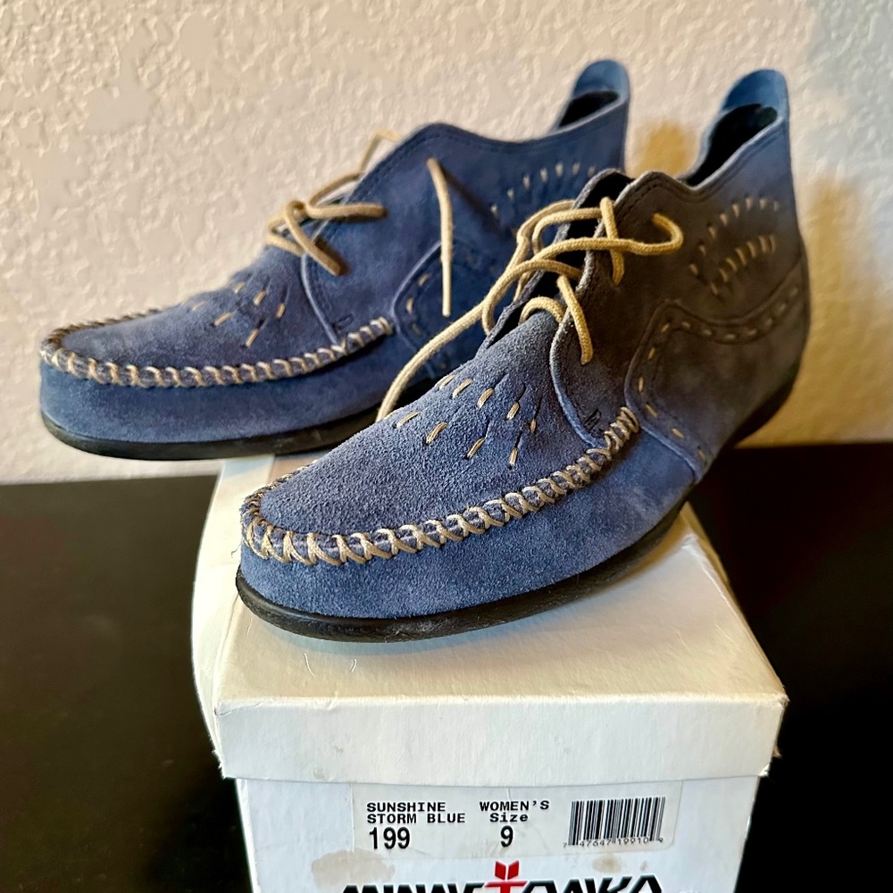 New - Minnetonka Women's Lace Up Blue Suede Moccasin Boots - Size 9